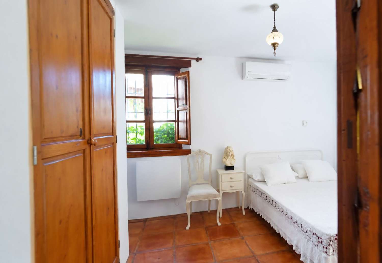 Una casa con alma, arte y vistas a la montaña en el corazón de Benahavís