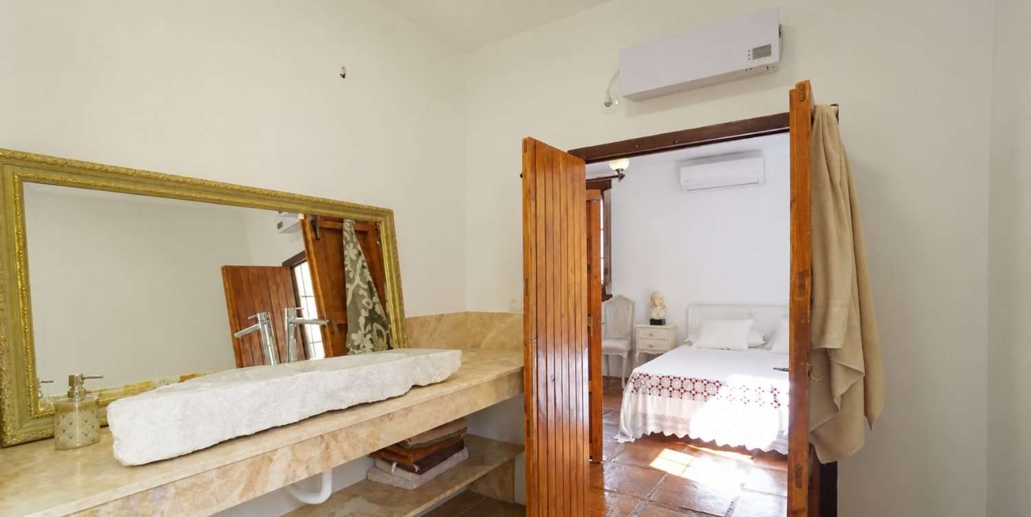 Una casa con alma, arte y vistas a la montaña en el corazón de Benahavís