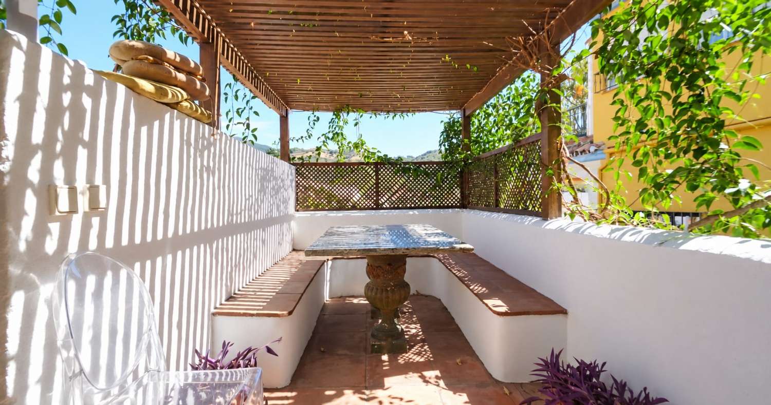 Una casa con alma, arte y vistas a la montaña en el corazón de Benahavís