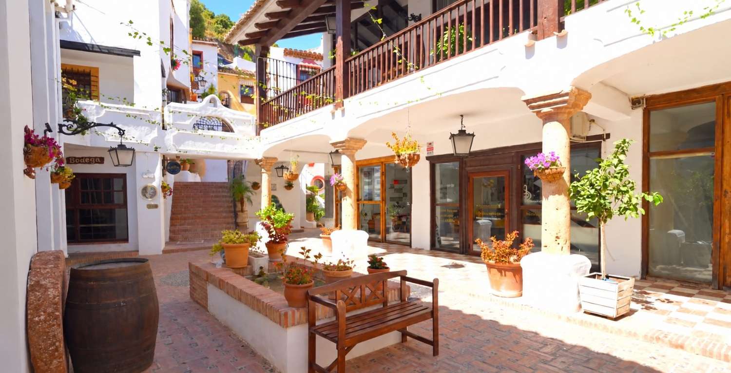Una casa con alma, arte y vistas a la montaña en el corazón de Benahavís