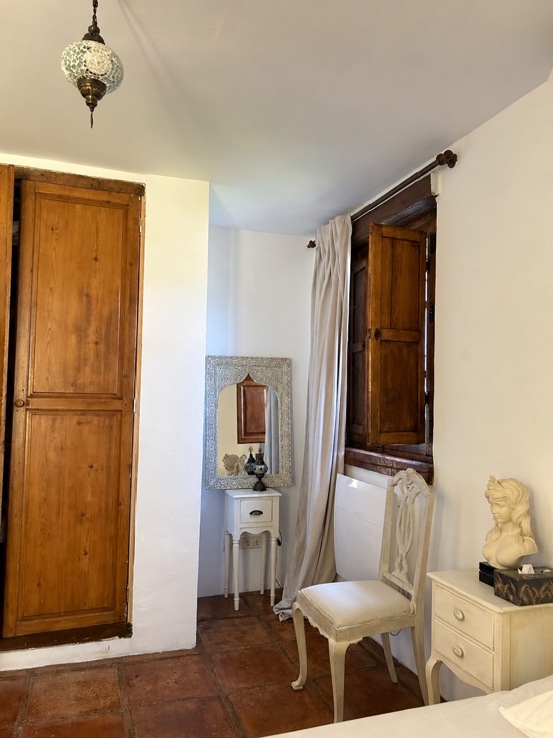 Una casa con alma, arte y vistas a la montaña en el corazón de Benahavís