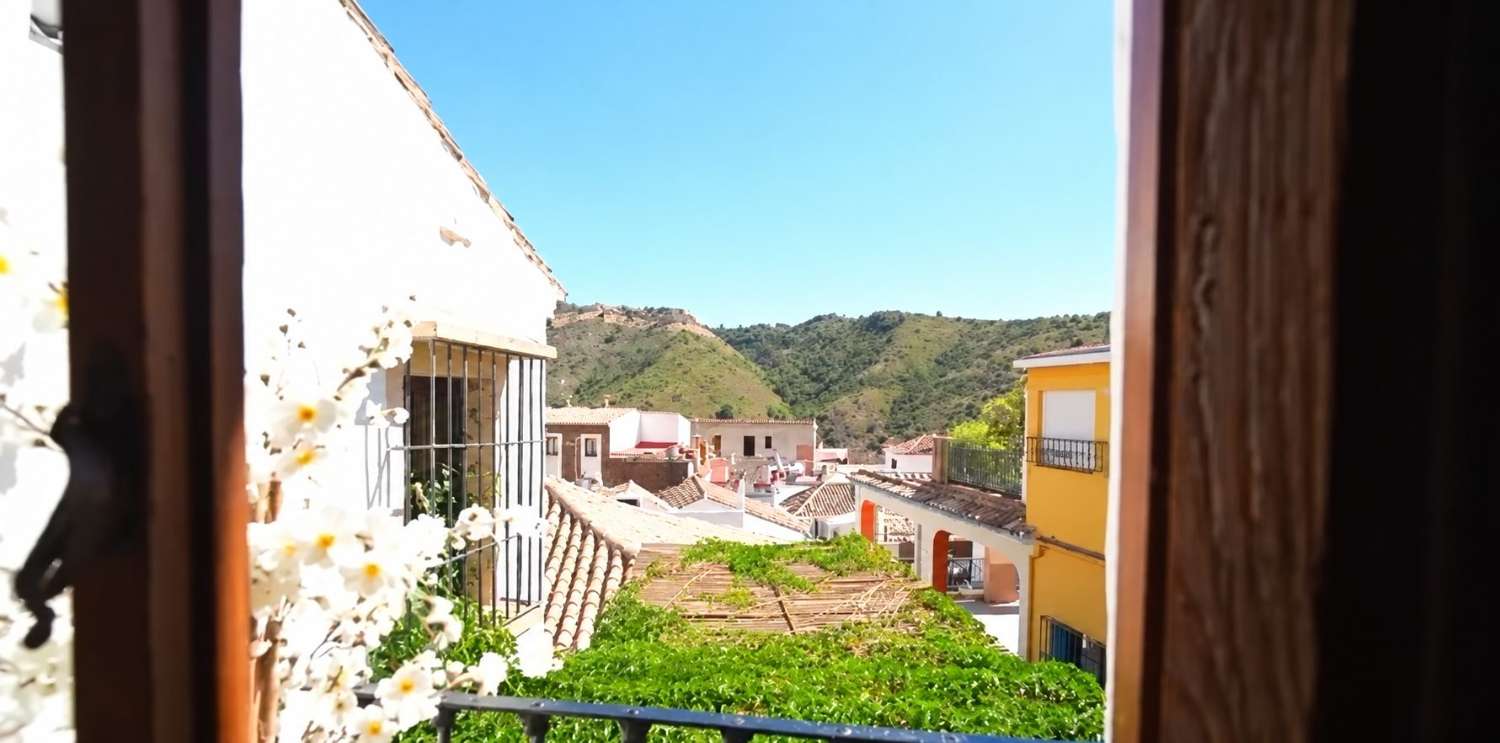 Una casa con alma, arte y vistas a la montaña en el corazón de Benahavís