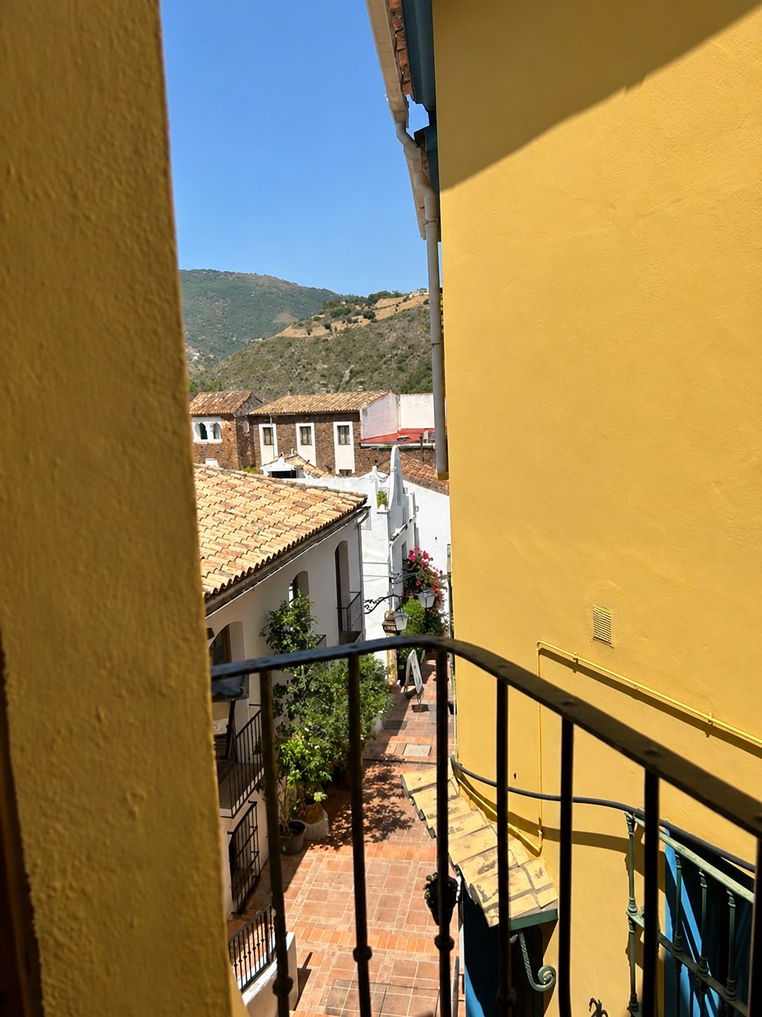 Una casa con alma, arte y vistas a la montaña en el corazón de Benahavís