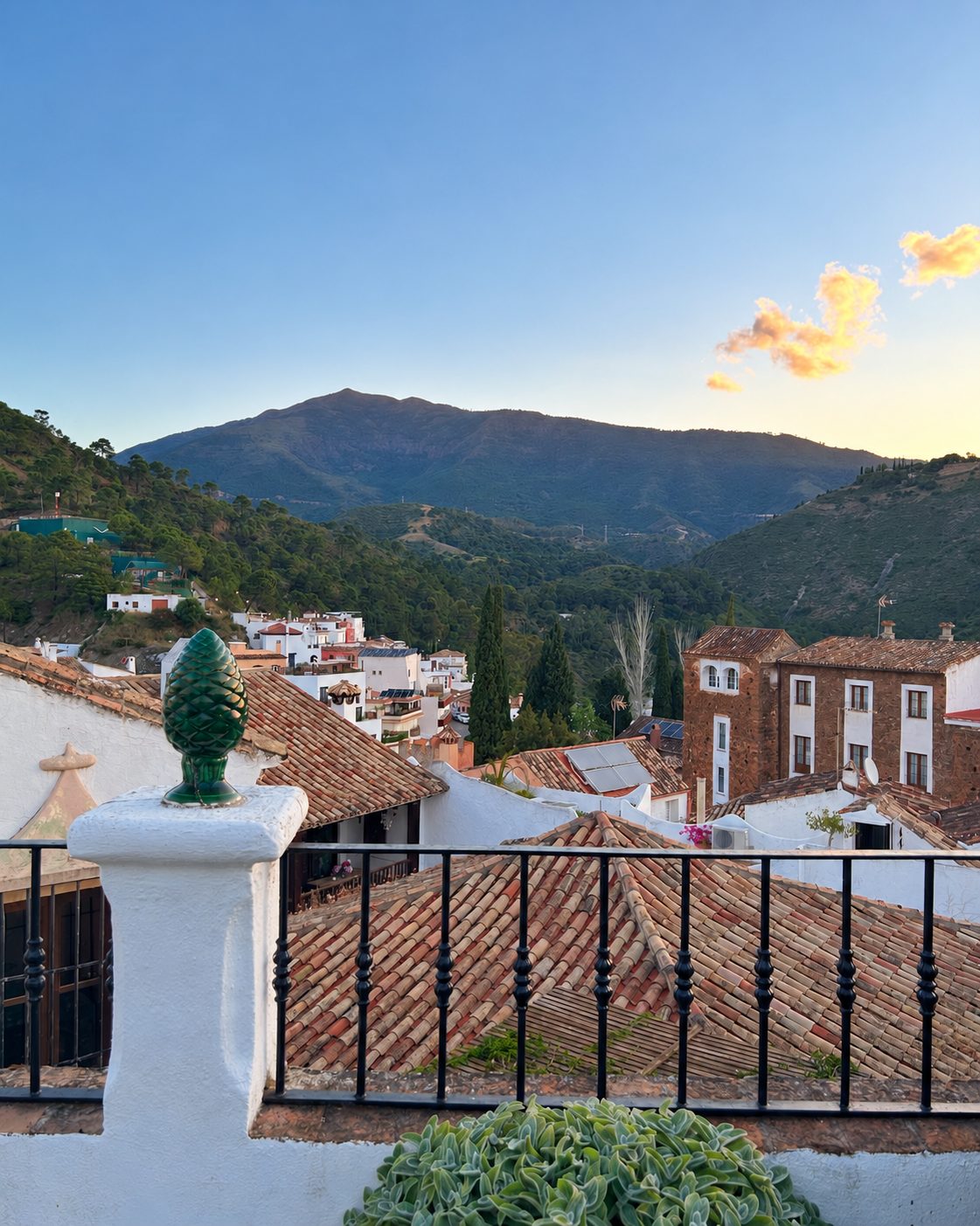 Una casa con alma, arte y vistas a la montaña en el corazón de Benahavís