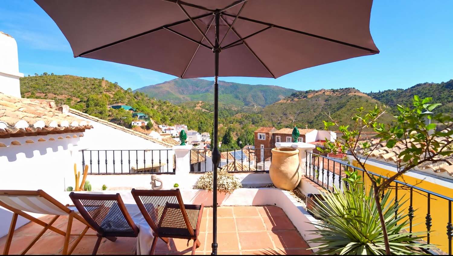 Una casa con alma, arte y vistas a la montaña en el corazón de Benahavís