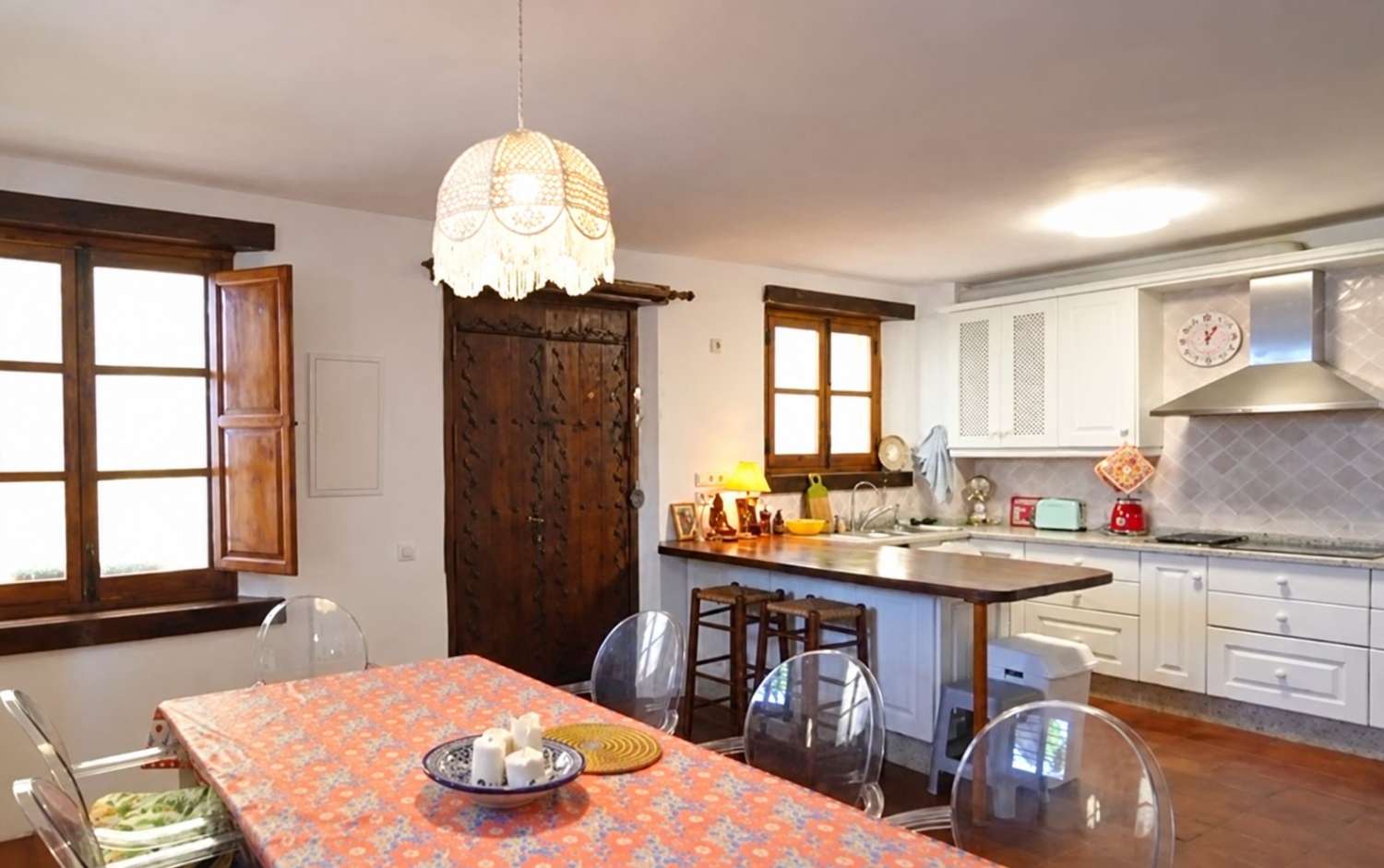 Una casa con alma, arte y vistas a la montaña en el corazón de Benahavís