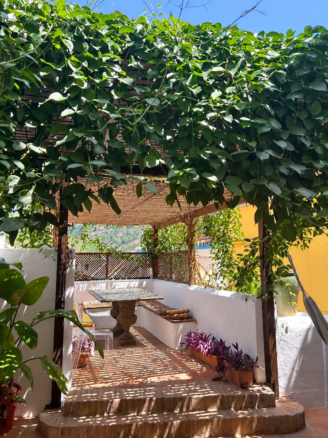 Una casa con alma, arte y vistas a la montaña en el corazón de Benahavís