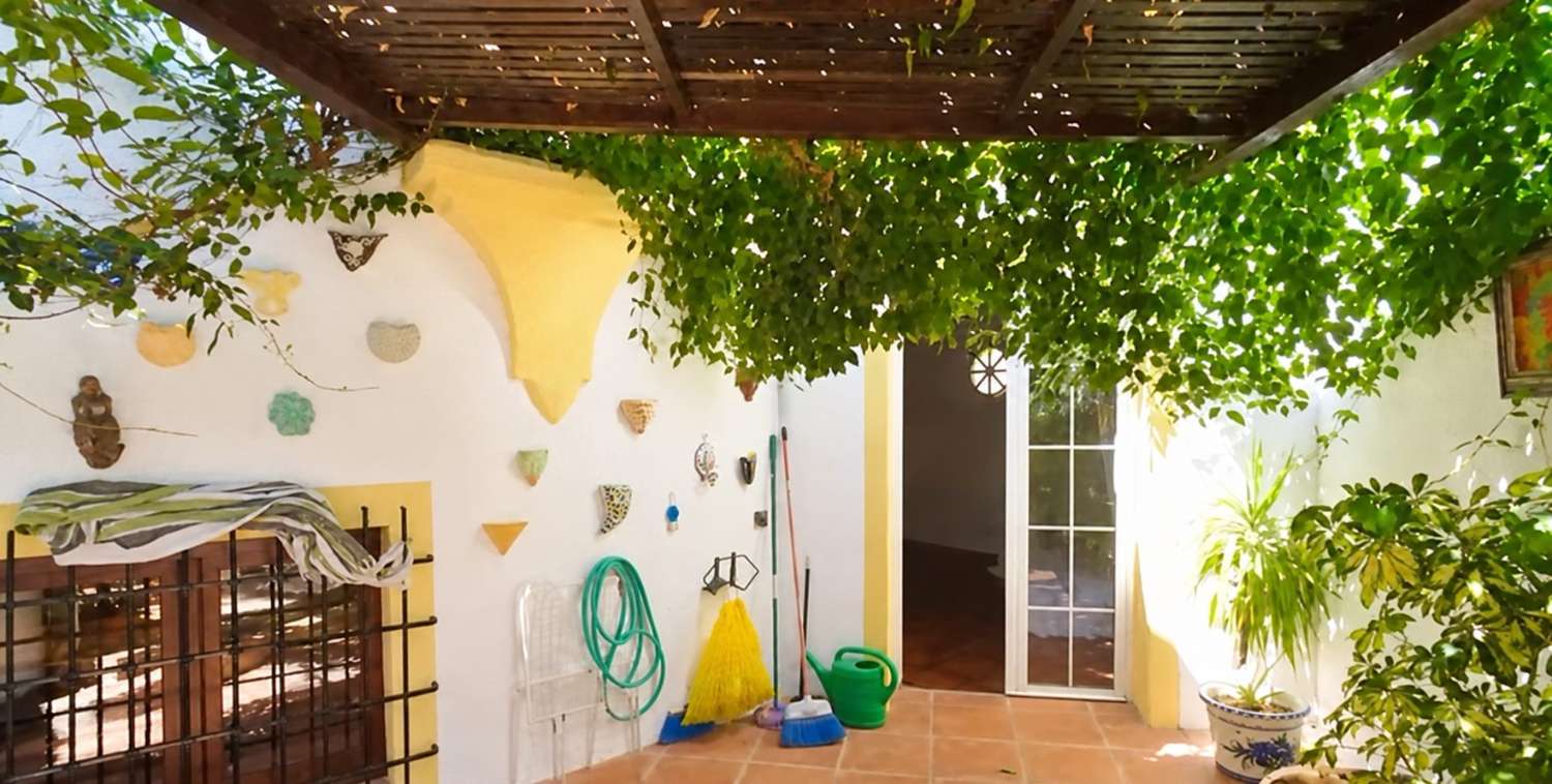 Una casa con alma, arte y vistas a la montaña en el corazón de Benahavís