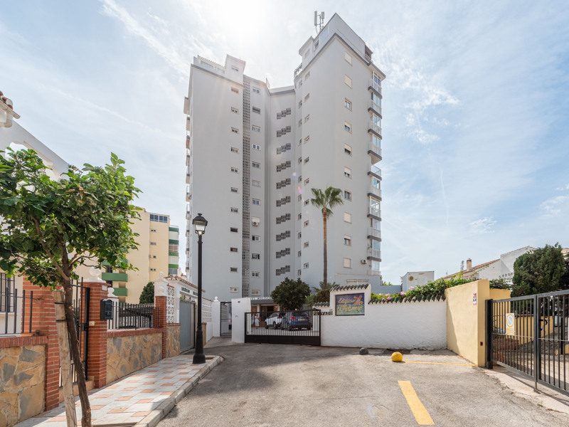 AMPLIO PISO DE 3 DORMITORIOS CON GRAN TERRAZA SOLEADA EN EL CENTRO DE FUENGIROLA