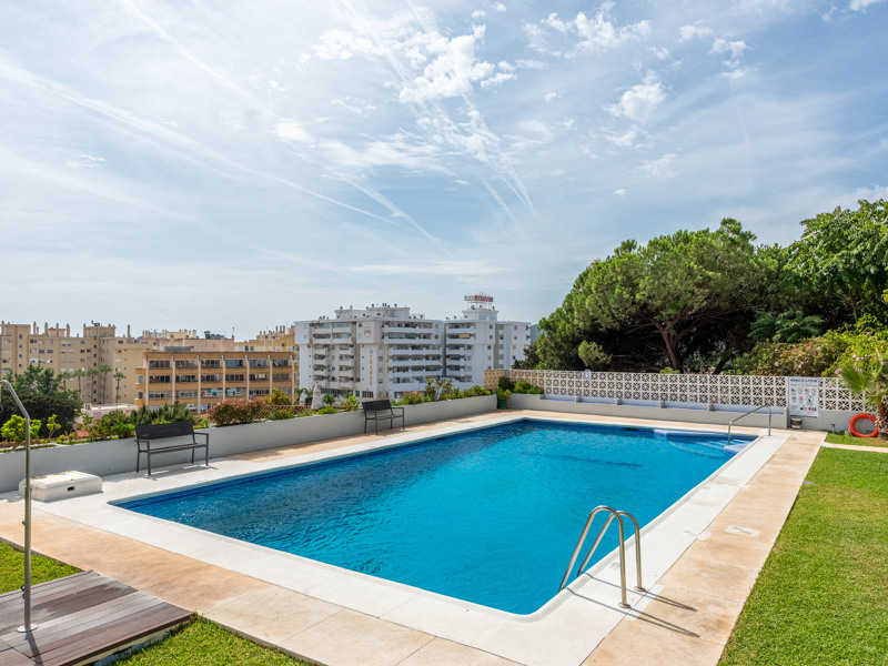 AMPLIO PISO DE 3 DORMITORIOS CON GRAN TERRAZA SOLEADA EN EL CENTRO DE FUENGIROLA