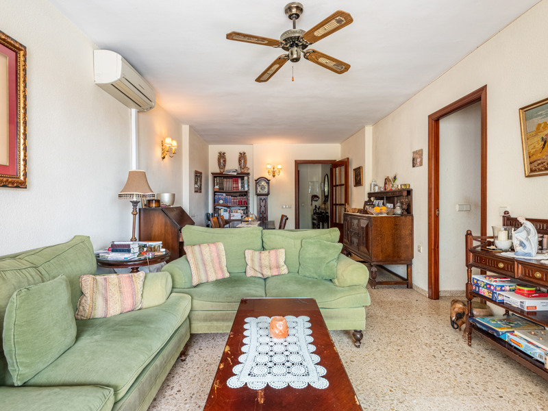 AMPLIO PISO DE 3 DORMITORIOS CON GRAN TERRAZA SOLEADA EN EL CENTRO DE FUENGIROLA