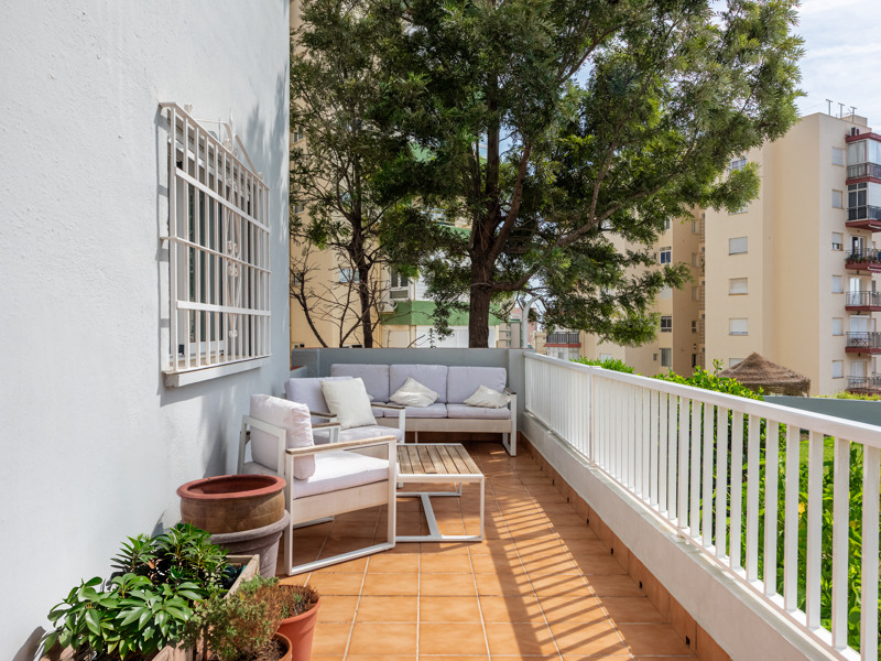 AMPLIO PISO DE 3 DORMITORIOS CON GRAN TERRAZA SOLEADA EN EL CENTRO DE FUENGIROLA