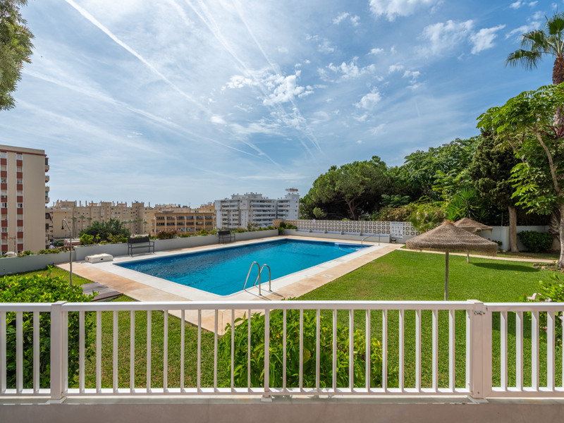 AMPLIO PISO DE 3 DORMITORIOS CON GRAN TERRAZA SOLEADA EN EL CENTRO DE FUENGIROLA