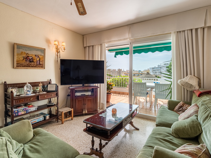AMPLIO PISO DE 3 DORMITORIOS CON GRAN TERRAZA SOLEADA EN EL CENTRO DE FUENGIROLA