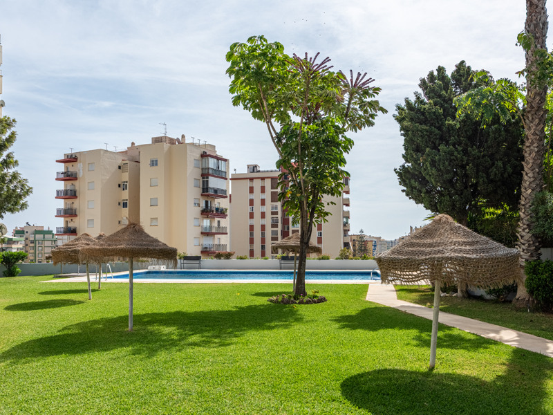 AMPLIO PISO DE 3 DORMITORIOS CON GRAN TERRAZA SOLEADA EN EL CENTRO DE FUENGIROLA