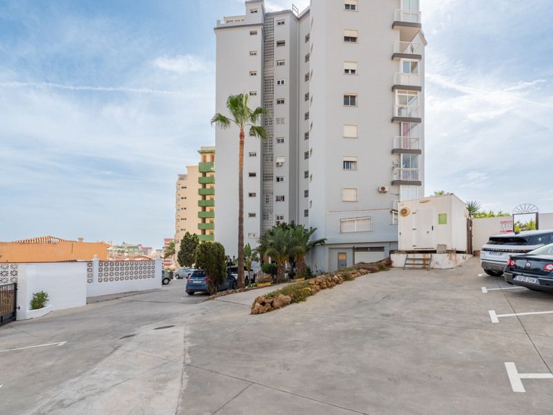 AMPLIO PISO DE 3 DORMITORIOS CON GRAN TERRAZA SOLEADA EN EL CENTRO DE FUENGIROLA
