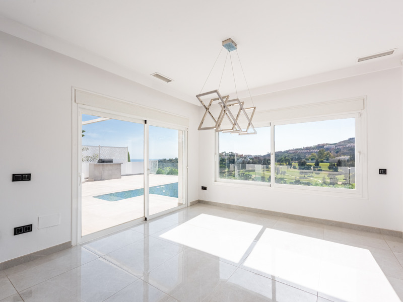 ESPECTACULAR VILLA REFORMADA DE 5 DORMITORIOS CON VISTAS AL MAR Y AL GOLF EN LA ALQUERÍA – BENAHAVÍS
