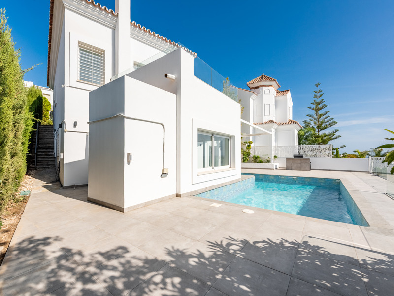 ESPECTACULAR VILLA REFORMADA DE 5 DORMITORIOS CON VISTAS AL MAR Y AL GOLF EN LA ALQUERÍA – BENAHAVÍS