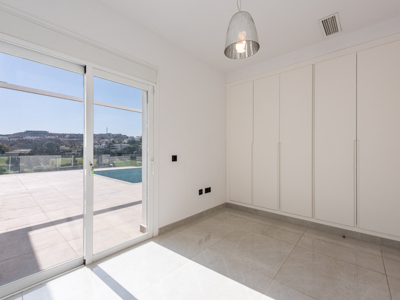 ESPECTACULAR VILLA REFORMADA DE 5 DORMITORIOS CON VISTAS AL MAR Y AL GOLF EN LA ALQUERÍA – BENAHAVÍS
