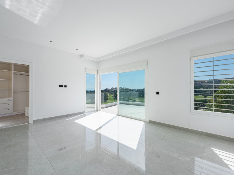 ESPECTACULAR VILLA REFORMADA DE 5 DORMITORIOS CON VISTAS AL MAR Y AL GOLF EN LA ALQUERÍA – BENAHAVÍS