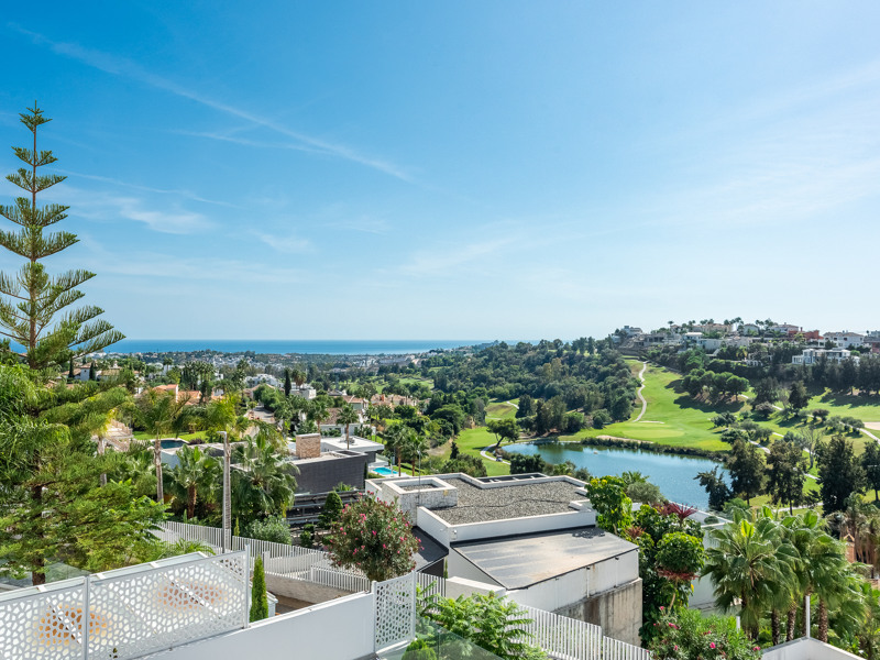 ESPECTACULAR VILLA REFORMADA DE 5 DORMITORIOS CON VISTAS AL MAR Y AL GOLF EN LA ALQUERÍA – BENAHAVÍS