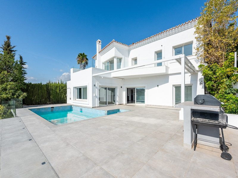 ESPECTACULAR VILLA REFORMADA DE 5 DORMITORIOS CON VISTAS AL MAR Y AL GOLF EN LA ALQUERÍA – BENAHAVÍS