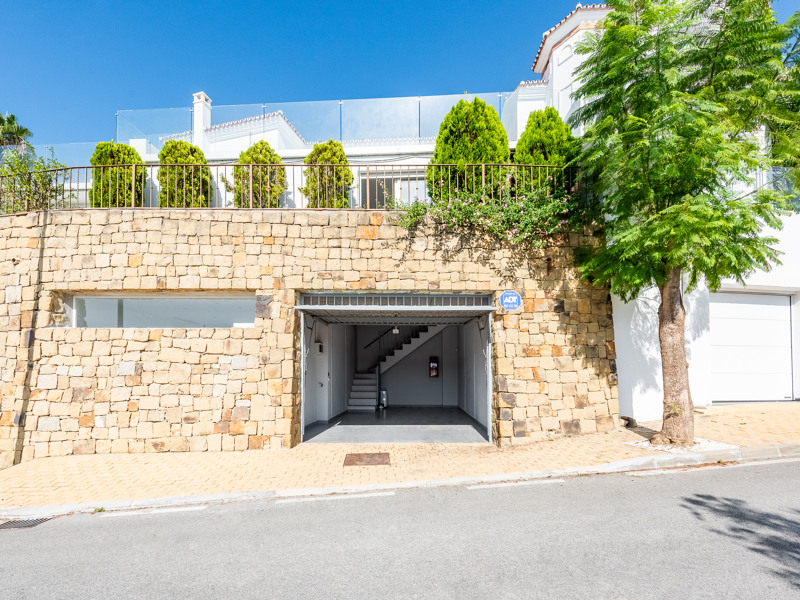 ESPECTACULAR VILLA REFORMADA DE 5 DORMITORIOS CON VISTAS AL MAR Y AL GOLF EN LA ALQUERÍA – BENAHAVÍS