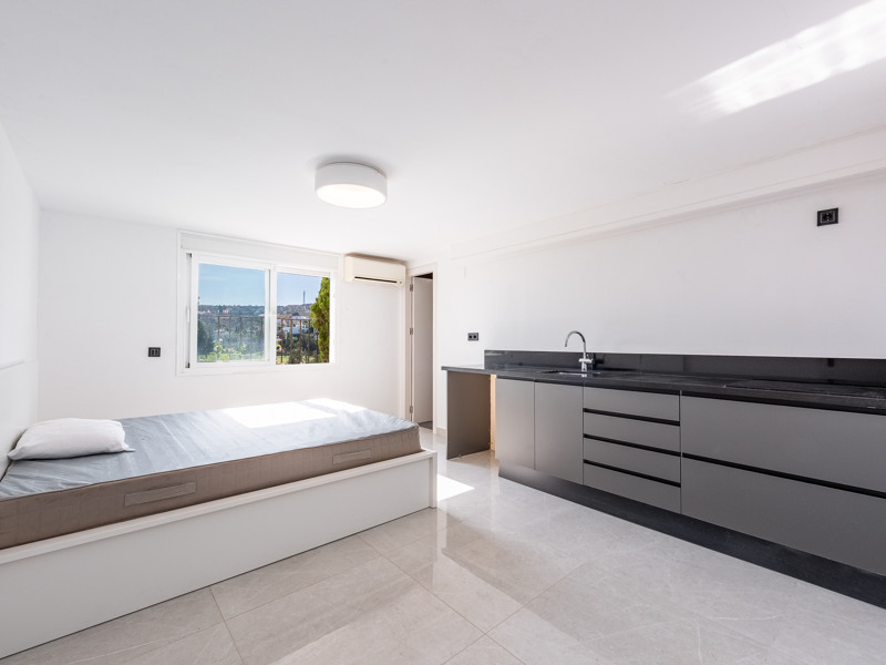 ESPECTACULAR VILLA REFORMADA DE 5 DORMITORIOS CON VISTAS AL MAR Y AL GOLF EN LA ALQUERÍA – BENAHAVÍS