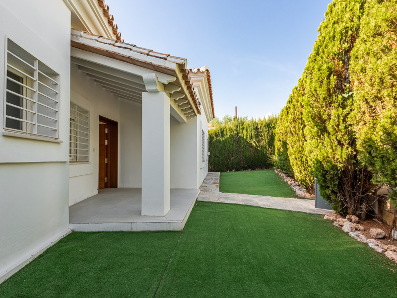 ESPECTACULAR VILLA REFORMADA DE 5 DORMITORIOS CON VISTAS AL MAR Y AL GOLF EN LA ALQUERÍA – BENAHAVÍS