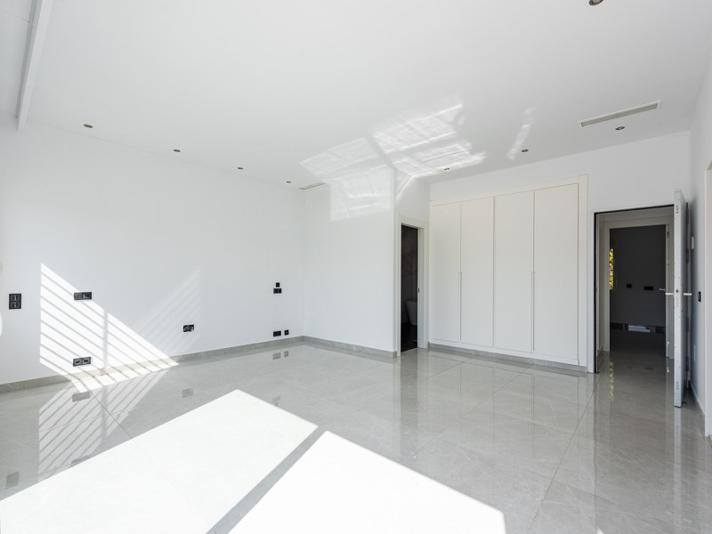 ESPECTACULAR VILLA REFORMADA DE 5 DORMITORIOS CON VISTAS AL MAR Y AL GOLF EN LA ALQUERÍA – BENAHAVÍS