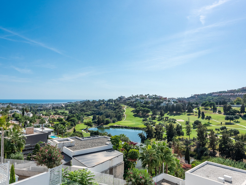 ESPECTACULAR VILLA REFORMADA DE 5 DORMITORIOS CON VISTAS AL MAR Y AL GOLF EN LA ALQUERÍA – BENAHAVÍS
