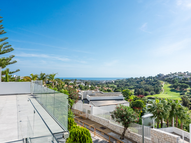 ESPECTACULAR VILLA REFORMADA DE 5 DORMITORIOS CON VISTAS AL MAR Y AL GOLF EN LA ALQUERÍA – BENAHAVÍS