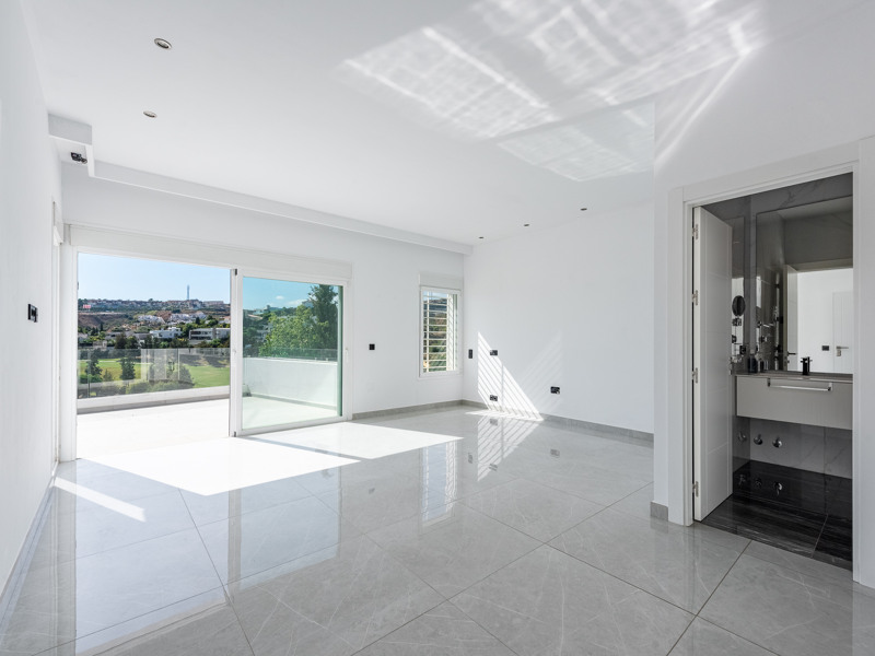 ESPECTACULAR VILLA REFORMADA DE 5 DORMITORIOS CON VISTAS AL MAR Y AL GOLF EN LA ALQUERÍA – BENAHAVÍS