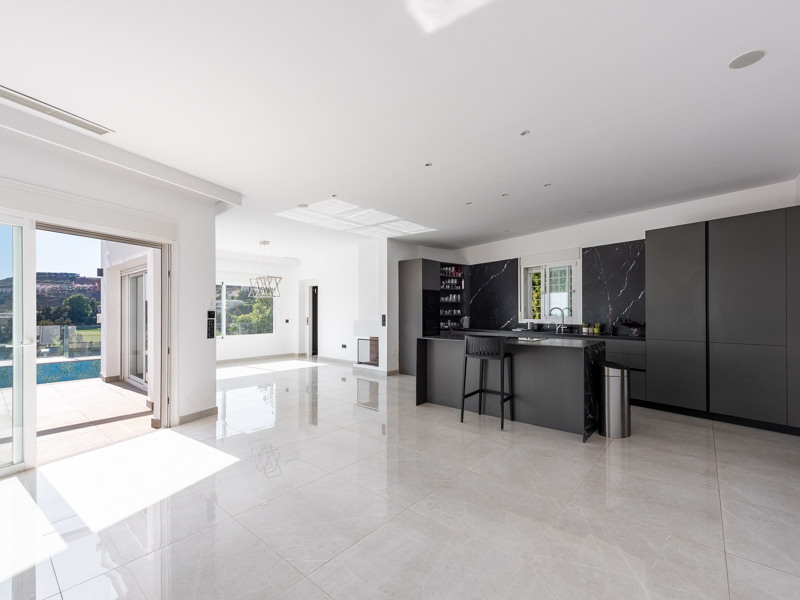ESPECTACULAR VILLA REFORMADA DE 5 DORMITORIOS CON VISTAS AL MAR Y AL GOLF EN LA ALQUERÍA – BENAHAVÍS