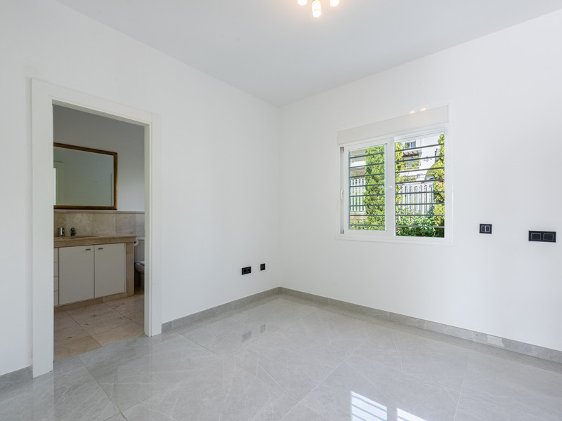 ESPECTACULAR VILLA REFORMADA DE 5 DORMITORIOS CON VISTAS AL MAR Y AL GOLF EN LA ALQUERÍA – BENAHAVÍS