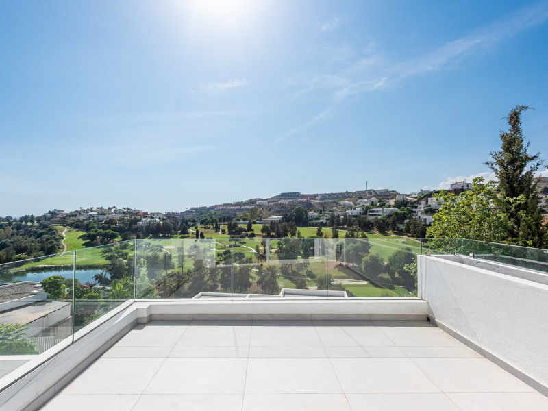ESPECTACULAR VILLA REFORMADA DE 5 DORMITORIOS CON VISTAS AL MAR Y AL GOLF EN LA ALQUERÍA – BENAHAVÍS