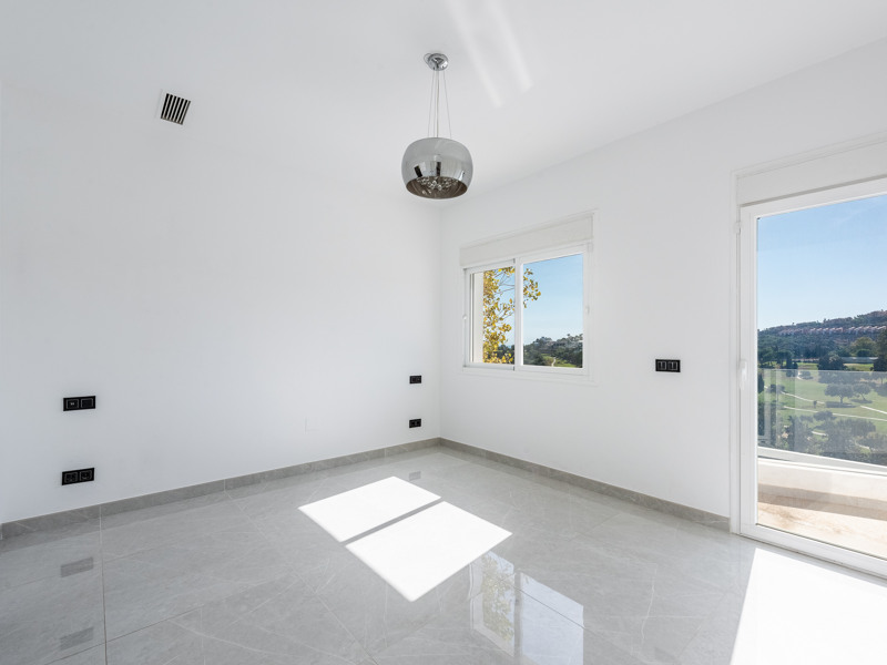 ESPECTACULAR VILLA REFORMADA DE 5 DORMITORIOS CON VISTAS AL MAR Y AL GOLF EN LA ALQUERÍA – BENAHAVÍS