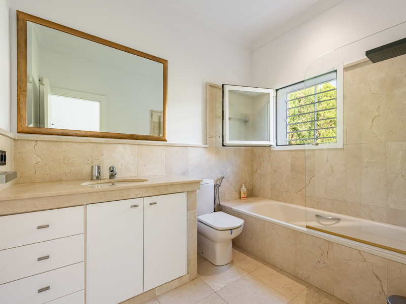 ESPECTACULAR VILLA REFORMADA DE 5 DORMITORIOS CON VISTAS AL MAR Y AL GOLF EN LA ALQUERÍA – BENAHAVÍS