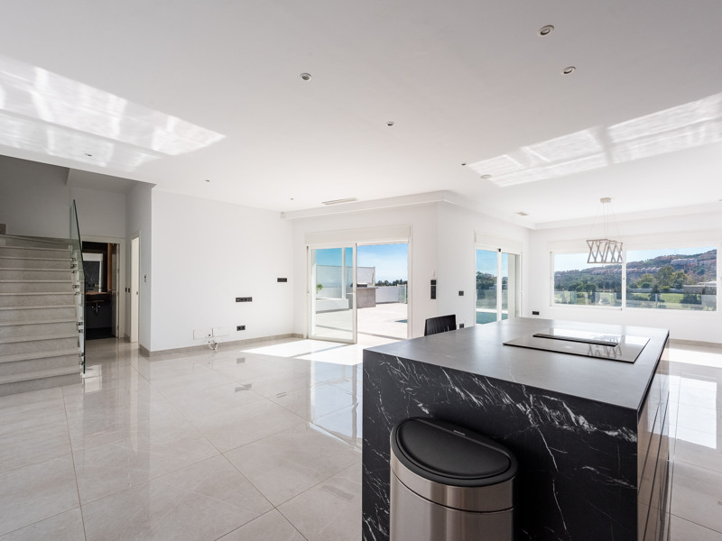 ESPECTACULAR VILLA REFORMADA DE 5 DORMITORIOS CON VISTAS AL MAR Y AL GOLF EN LA ALQUERÍA – BENAHAVÍS