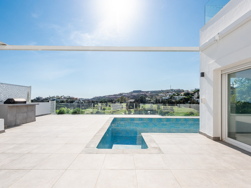 ESPECTACULAR VILLA REFORMADA DE 5 DORMITORIOS CON VISTAS AL MAR Y AL GOLF EN LA ALQUERÍA – BENAHAVÍS