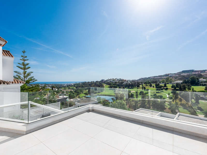 ESPECTACULAR VILLA REFORMADA DE 5 DORMITORIOS CON VISTAS AL MAR Y AL GOLF EN LA ALQUERÍA – BENAHAVÍS