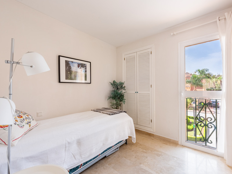 MAGNÍFICA CASA ADOSADA DE 4 DORMITORIOS CON SOLÁRIUM PRIVADO Y VISTAS A LA CONCHA