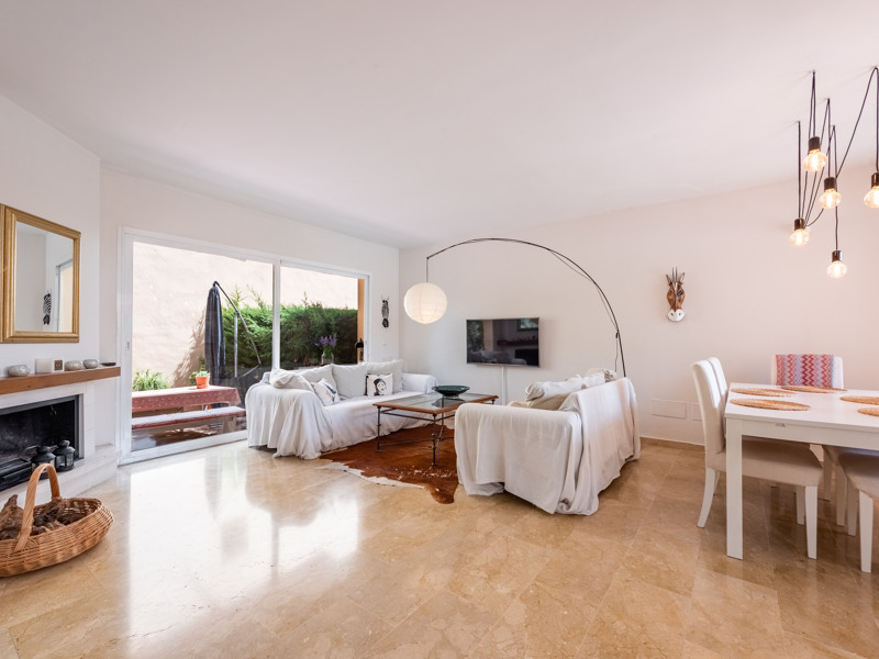 MAGNÍFICA CASA ADOSADA DE 4 DORMITORIOS CON SOLÁRIUM PRIVADO Y VISTAS A LA CONCHA