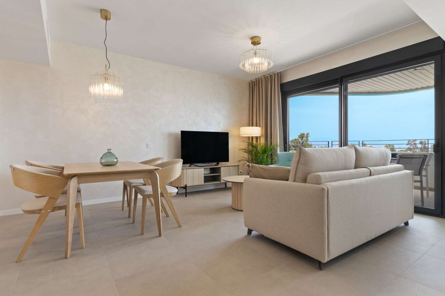 EXCLUSIVO APARTAMENTO CON ESPECTACULARES VISTAS AL MAR A SOLO 50 METROS DE LA PLAYA EN LOS ÁLAMOS – TORREMOLINOS