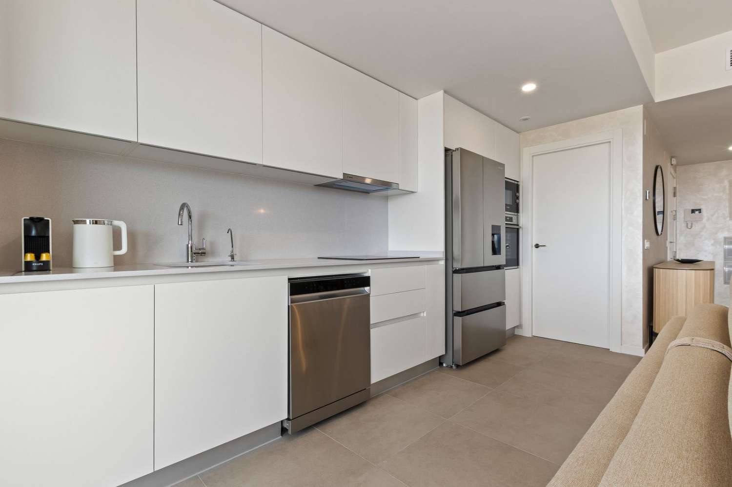 EXCLUSIVO APARTAMENTO CON ESPECTACULARES VISTAS AL MAR A SOLO 50 METROS DE LA PLAYA EN LOS ÁLAMOS – TORREMOLINOS