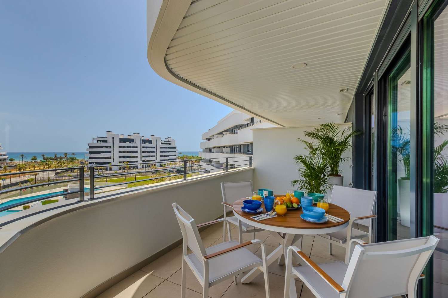 EXCLUSIVO APARTAMENTO CON ESPECTACULARES VISTAS AL MAR A SOLO 50 METROS DE LA PLAYA EN LOS ÁLAMOS – TORREMOLINOS