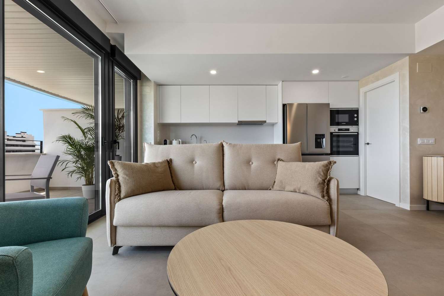 EXCLUSIVO APARTAMENTO CON ESPECTACULARES VISTAS AL MAR A SOLO 50 METROS DE LA PLAYA EN LOS ÁLAMOS – TORREMOLINOS