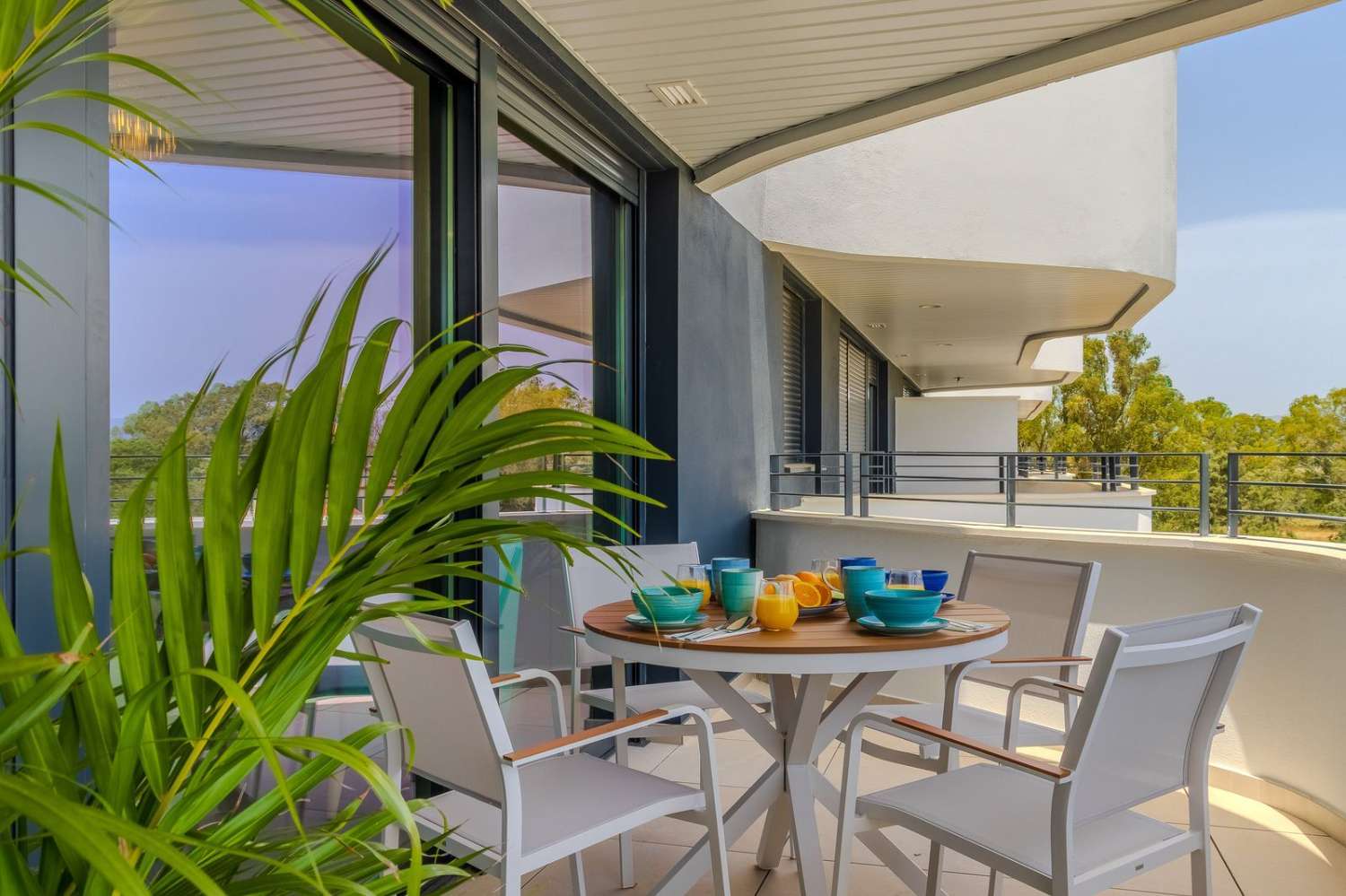 EXCLUSIVO APARTAMENTO CON ESPECTACULARES VISTAS AL MAR A SOLO 50 METROS DE LA PLAYA EN LOS ÁLAMOS – TORREMOLINOS