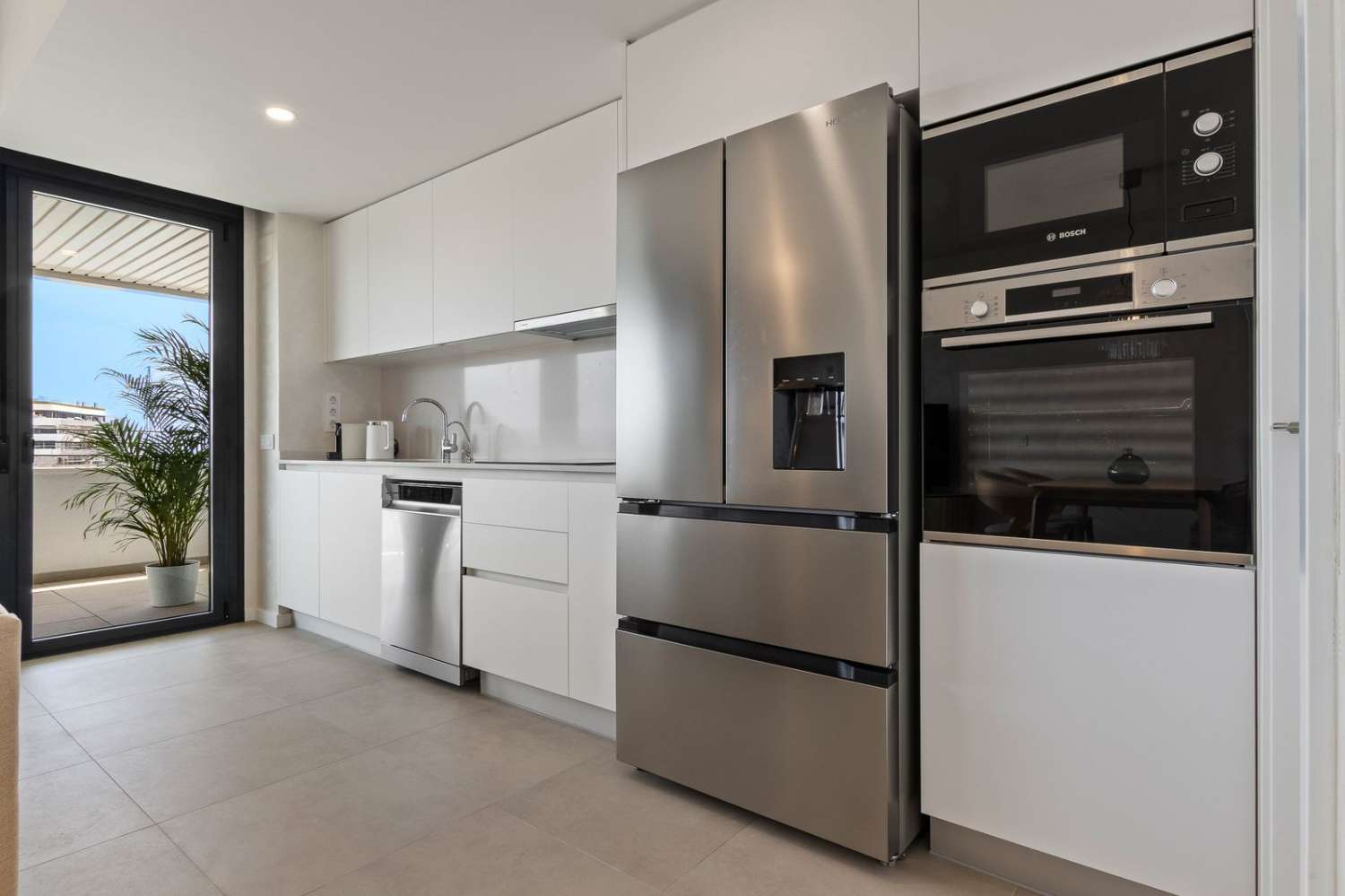 EXCLUSIVO APARTAMENTO CON ESPECTACULARES VISTAS AL MAR A SOLO 50 METROS DE LA PLAYA EN LOS ÁLAMOS – TORREMOLINOS