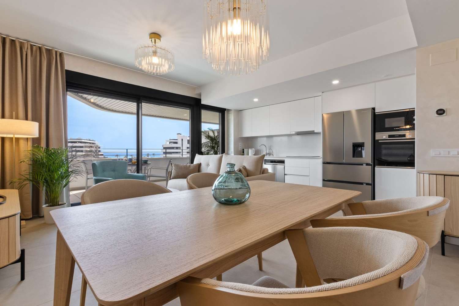 EXCLUSIVO APARTAMENTO CON ESPECTACULARES VISTAS AL MAR A SOLO 50 METROS DE LA PLAYA EN LOS ÁLAMOS – TORREMOLINOS
